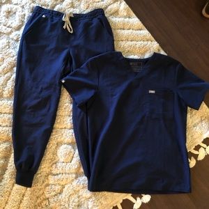 Figs scrubs navy best seller kit. Medium shirt, small/short pants. Jogger style
